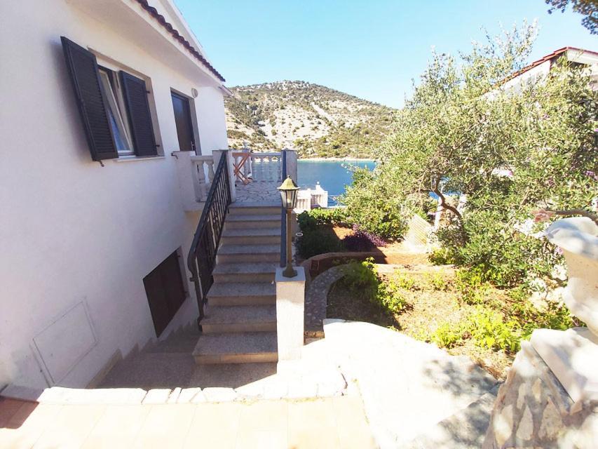 Apartments Carmen Vinišće Buitenkant foto