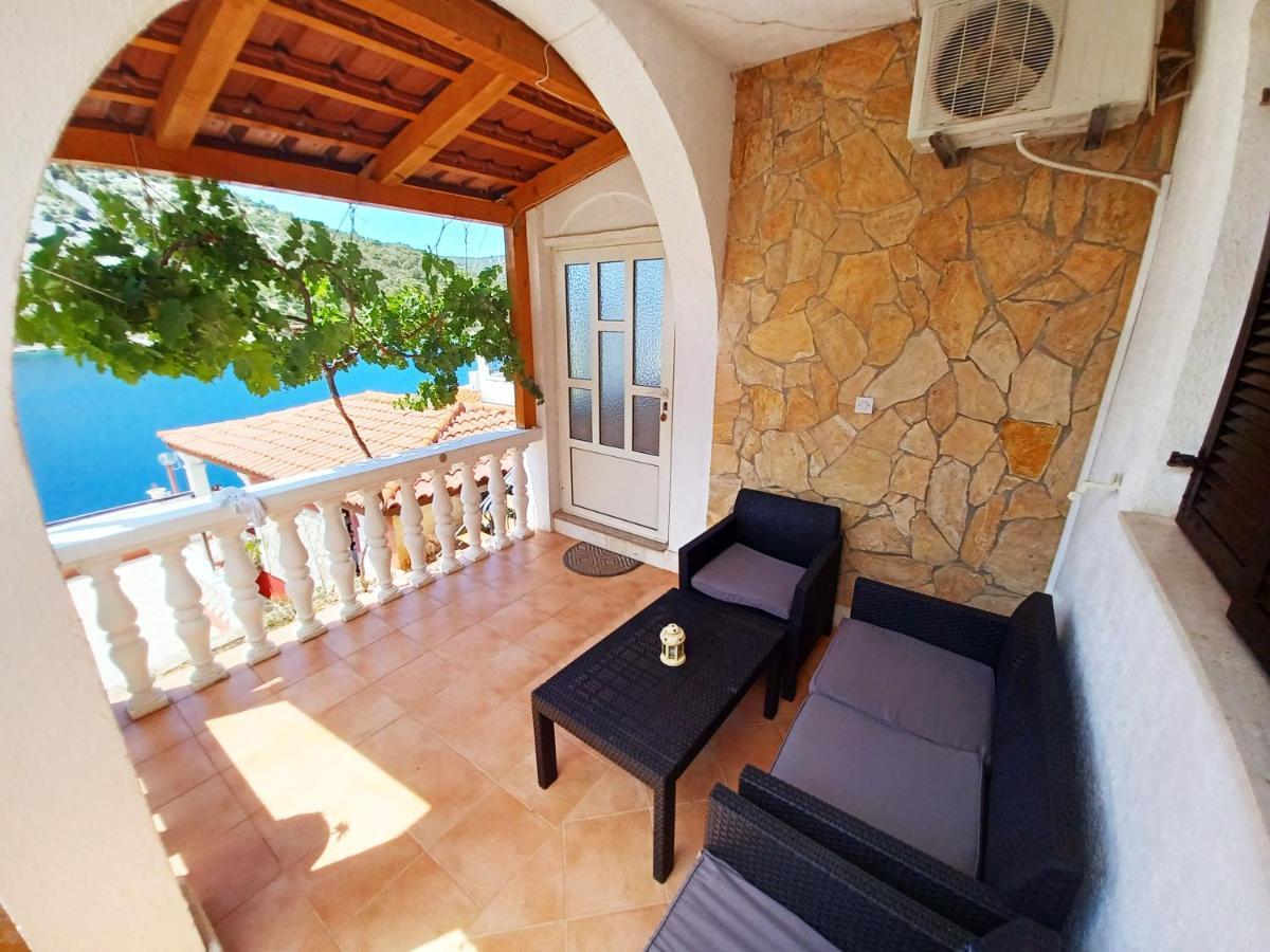 Apartments Carmen Vinišće Buitenkant foto