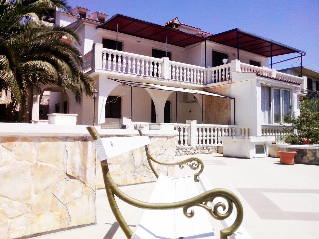 Apartments Carmen Vinišće Kamer foto