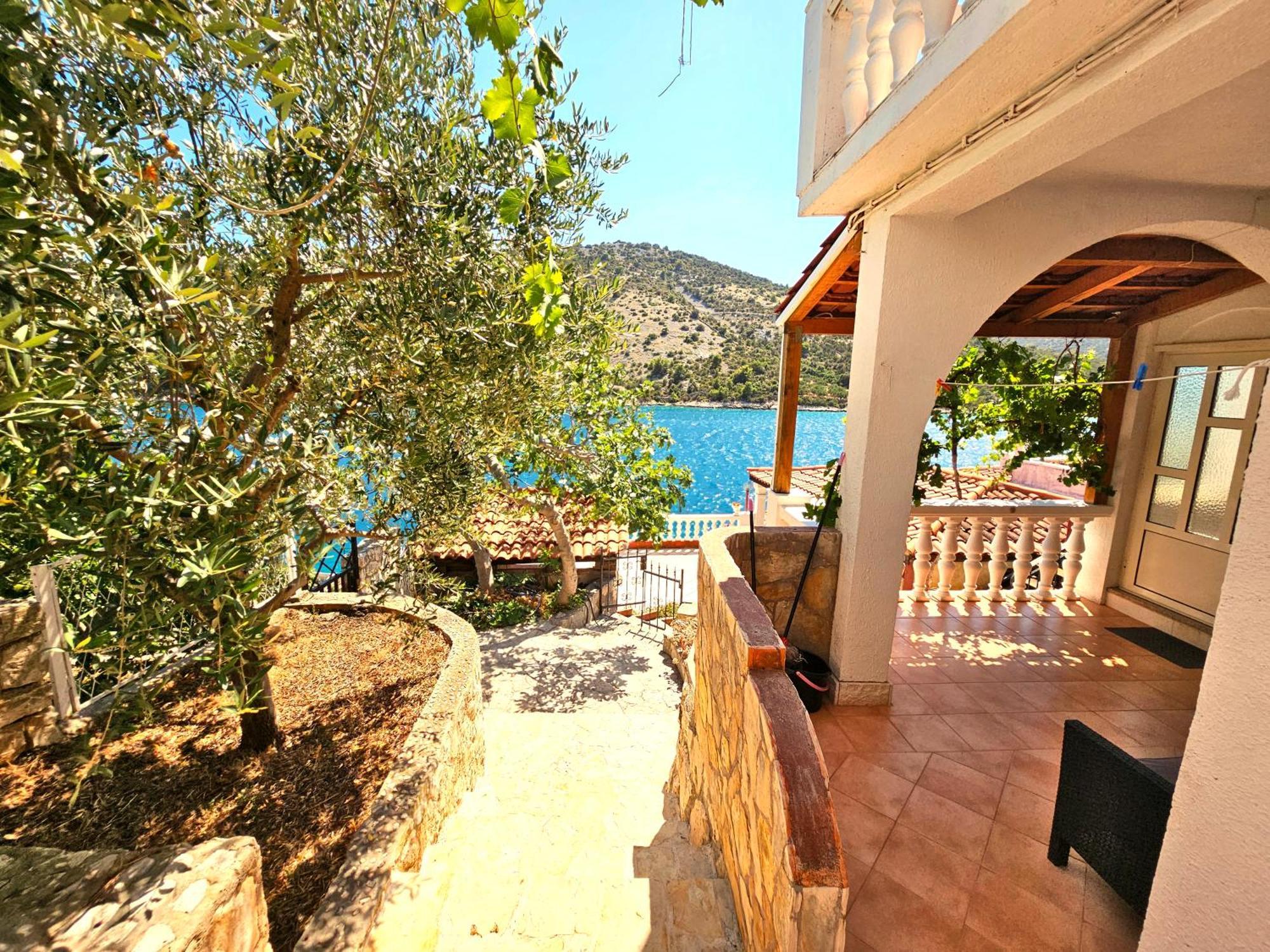 Apartments Carmen Vinišće Buitenkant foto