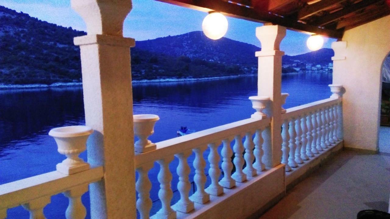 Apartments Carmen Vinišće Buitenkant foto