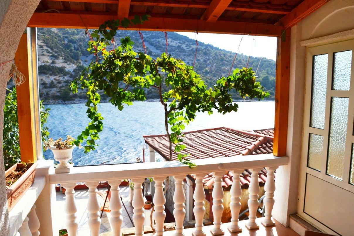 Apartments Carmen Vinišće Buitenkant foto