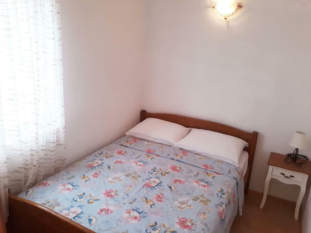 Apartments Carmen Vinišće Buitenkant foto