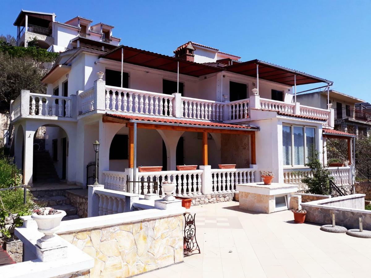 Apartments Carmen Vinišće Buitenkant foto